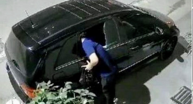 Hình ảnh các vụ đập phá kính ô-tô để trộm cắp lúc rạng sáng ở Hải Phòng được camera an ninh ghi lại.