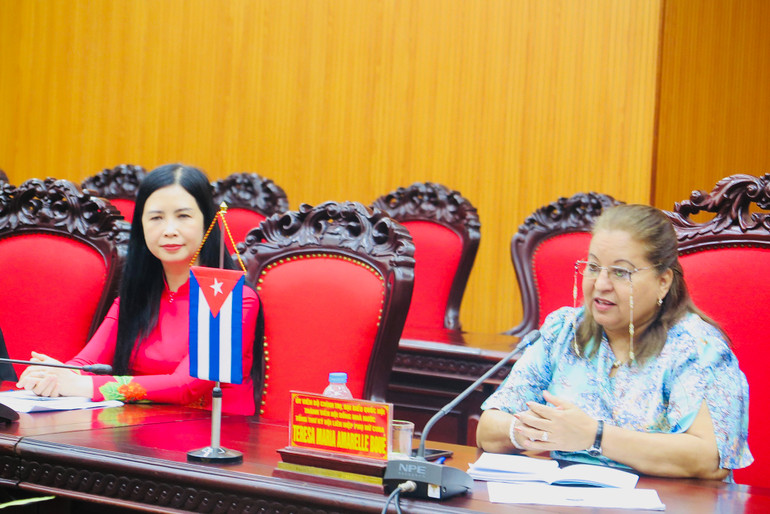 Đồng chí Teresa María Amarelle Boué, Ủy viên Bộ Chính trị, Tổng Thư ký Hội Liên hiệp Phụ nữ Cuba trao đổi tại buổi gặp mặt.