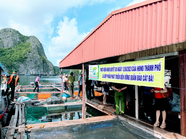 Tuyên truyền, vận động các hộ tháo dỡ bè nuôi trồng thủy sản trên các vịnh thuộc quần đảo Cát Bà. Tuyên truyền, vận động các hộ tháo dỡ bè nuôi trồng thủy sản trên các vịnh thuộc quần đảo Cát Bà.