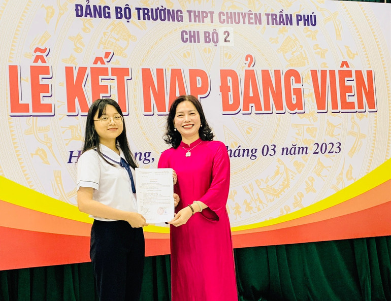 Lãnh đạo Trường THPT Trần Phú trao quyết định kết nạp Đảng cho đảng viên mới.