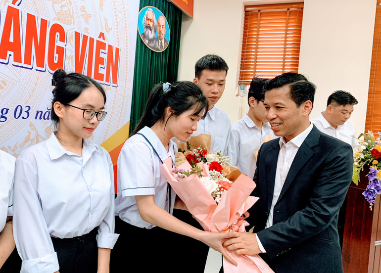 Phó Trưởng Ban Tổ chức Thành ủy Hải Phòng Nguyễn Hồng Vinh chúc mừng các đảng viên mới.