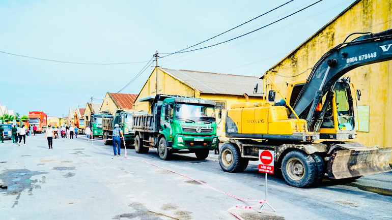 Các phương tiện thực hiện phá dỡ, giải phóng mặt bằng.