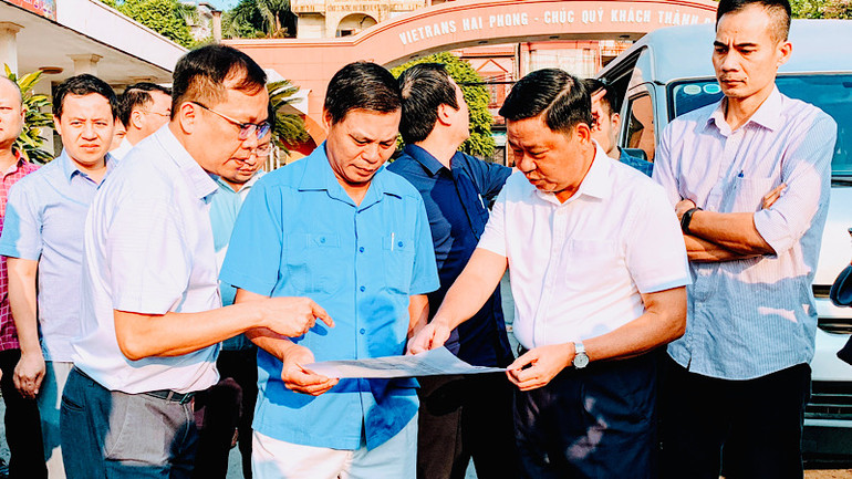 Lãnh đạo thành phố Hải Phòng và quận Ngô Quyền, cùng các ngành chức năng khảo sát mặt bằng khu Tổng kho 3 Lạc Viên. Lãnh đạo thành phố Hải Phòng và quận Ngô Quyền, cùng các ngành chức năng khảo sát mặt bằng khu Tổng kho 3 Lạc Viên.