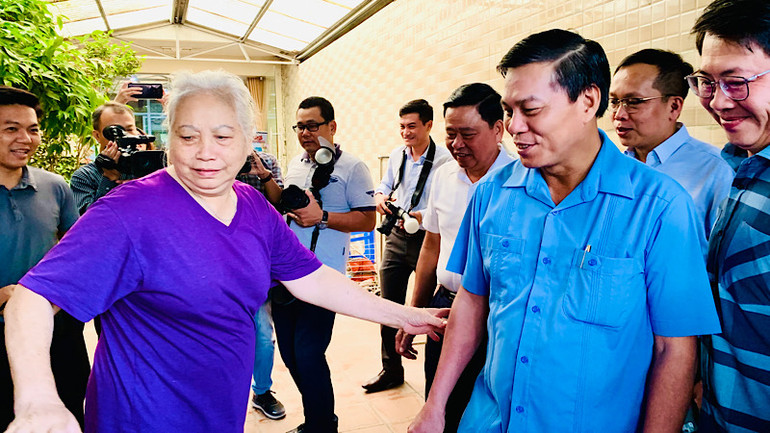 Chủ tịch Ủy ban nhân dân thành phố Hải Phòng gặp gỡ người dân trong vùng dự án phải di dời. Chủ tịch Ủy ban nhân dân thành phố Hải Phòng gặp gỡ người dân trong vùng dự án phải di dời.