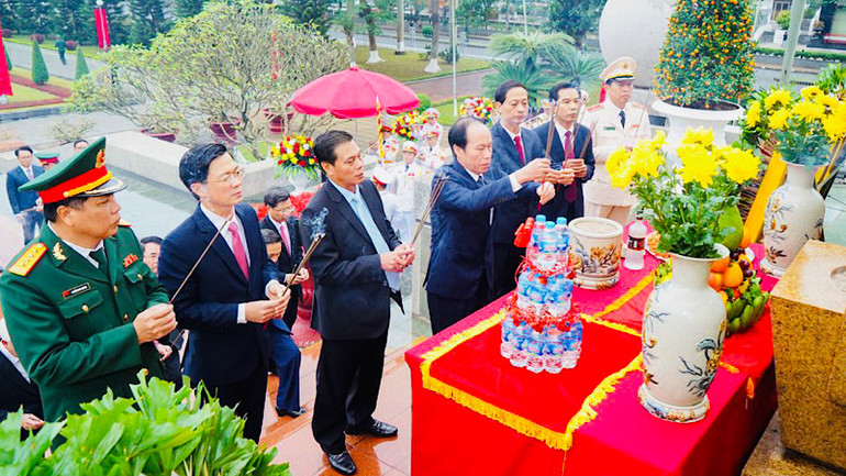 Lãnh đạo thành phố Hải Phòng dâng hương tưởng niệm các Anh hùng, liệt sĩ.