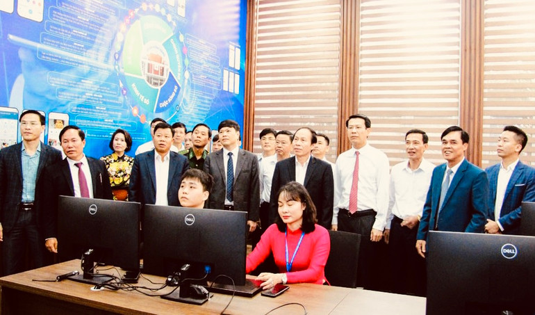 Ủy viên Trung ương Đảng, Bí thư Thành ủy Hải Phòng Lê Tiến Châu cùng các đại biểu tham quan Trung tâm HB IOC.