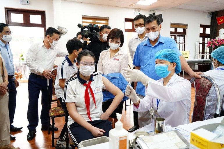 Các trường học tập trung phối hợp ngành y tế trong truyền thông và triển khai tiêm vaccine phòng Covid-19 cho học sinh. Các trường học tập trung phối hợp ngành y tế trong truyền thông và triển khai tiêm vaccine phòng Covid-19 cho học sinh.