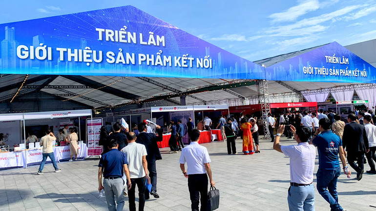 Đông đảo các nhà quản lý, các doanh nghiệp quan tâm đến triển lãm các sản phẩm kết nối.