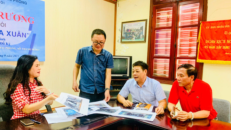 Ê-kíp sáng tạo nghệ thuật trao đổi về hình ảnh sân khấu trong vở diễn.