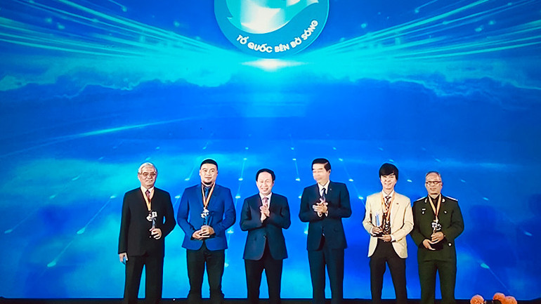 Trao giải Nhì tặng các tác giả.