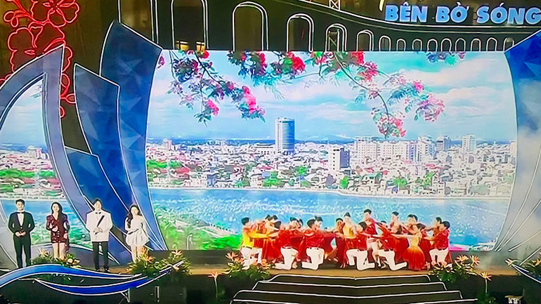 Một tiết mục văn nghệ ca ngợi thành phố biển Hải Phòng.