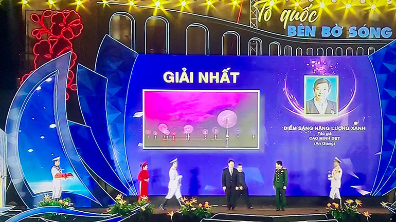 Trao giải Nhất tặng tác giả có tác phẩm ảnh xuất sắc