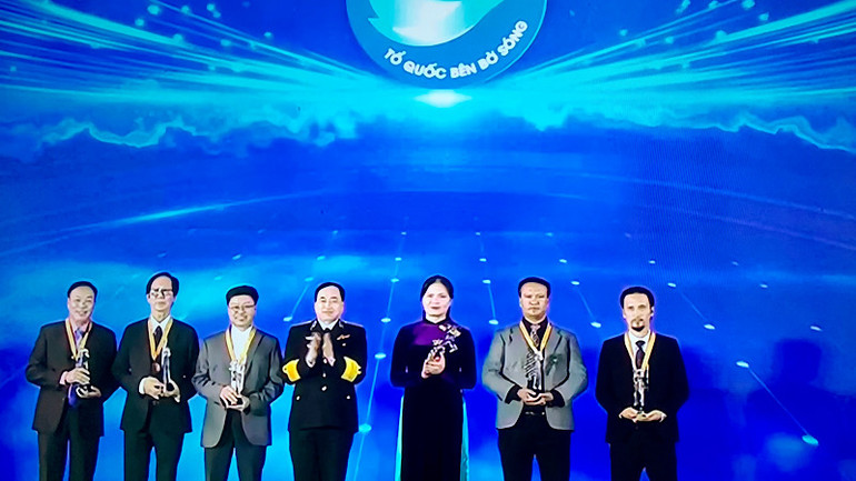 Trao giải Ba tặng các tác giả.