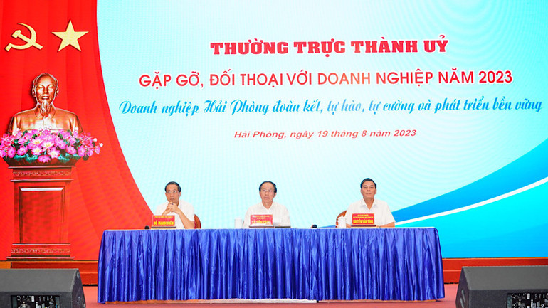 Lãnh đạo thành phố Hải Phòng gặp gỡ, đối thoại nhằm tháo gỡ khó khăn, động viên doanh nghiệp phát triển sản xuất kinh doanh. Lãnh đạo thành phố Hải Phòng gặp gỡ, đối thoại nhằm tháo gỡ khó khăn, động viên doanh nghiệp phát triển sản xuất kinh doanh.