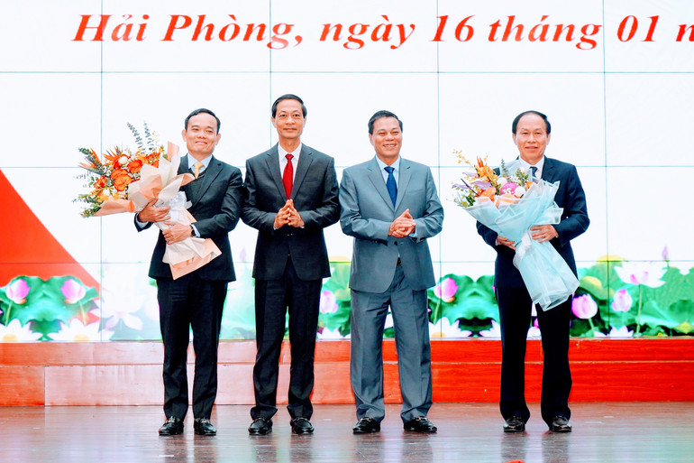 Các đồng chí lãnh đạo thành phố tặng hoa chúc mừng đồng chí Trần Lưu Quang, Phó Thủ tướng Chính phủ và đồng chí Lê Tiến Châu, tân Bí thư Thành ủy Hải Phòng