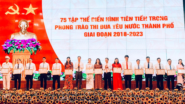 Biểu dương 75 tập thể điển hình tiên tiến trong phong trào thi đua yêu nước giai đoạn 2018-2023. Biểu dương 75 tập thể điển hình tiên tiến trong phong trào thi đua yêu nước giai đoạn 2018-2023.