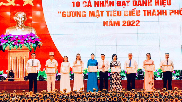 Thành phố Hải Phòng tuyên dương 10 cá nhân đạt danh hiệu "Gương mặt tiêu biểu thành phố" năm 2022. Thành phố Hải Phòng tuyên dương 10 cá nhân đạt danh hiệu "Gương mặt tiêu biểu thành phố" năm 2022.