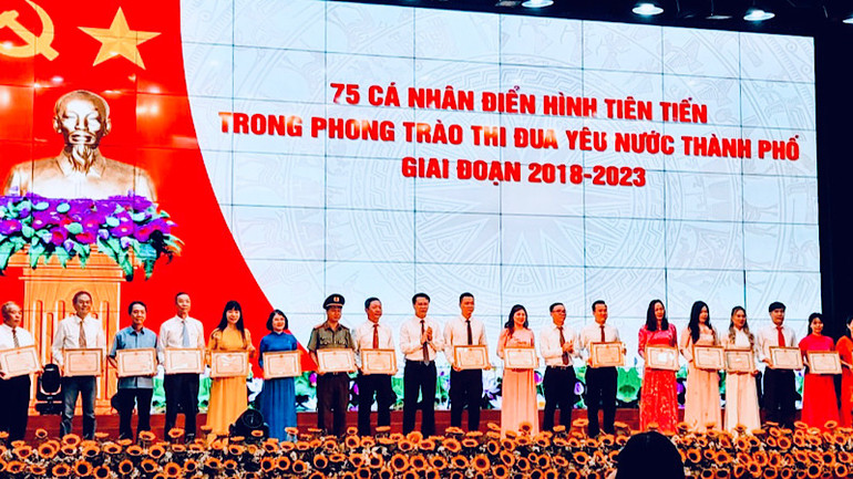 Biểu dương 75 cá nhân điển hình tiên tiến trong phong trào thi đua yêu nước giai đoạn 2028-2023. Biểu dương 75 cá nhân điển hình tiên tiến trong phong trào thi đua yêu nước giai đoạn 2028-2023.