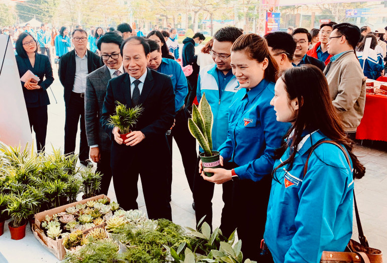 Lãnh đạo thành phố và đông đảo đoàn viên, thanh niên tham quan mô hình xây dựng môi trường xanh, sạch, đẹp của thanh niên.