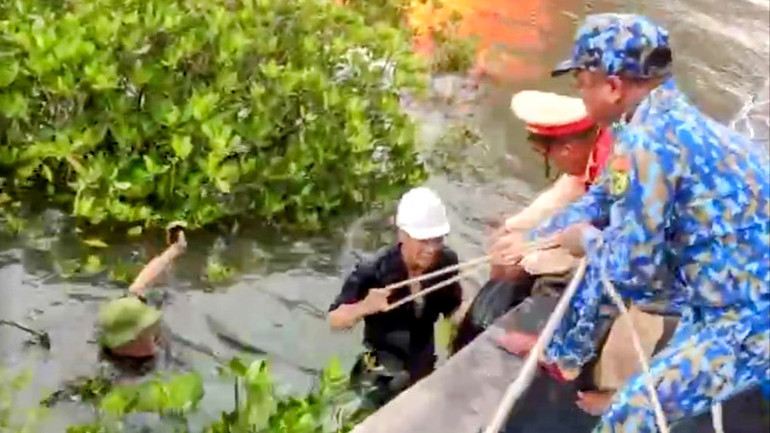 Cứu vớt các thuyền viên nhảy xuống biển khi tàu du lịch BHAYA bị cháy.