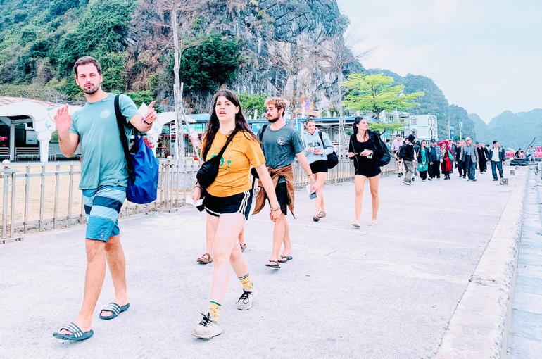 Cát Bà luôn hấp dẫn đông đảo du khách trong và ngoài nước.