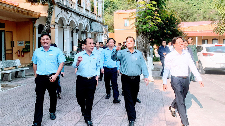 Lãnh đạo thành phố Hải Phòng đi kiểm tra các cơ sở, đơn vị trong khu du lịch Đồ Sơn.