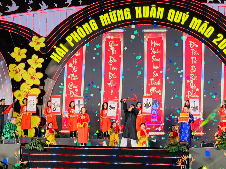 Trình diễn thư pháp trong chương trình nghệ thuật.