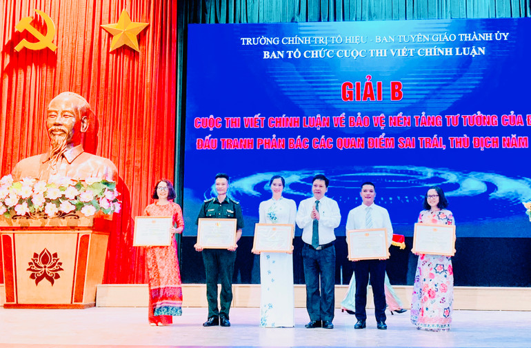Ban tổ chức trao giải cho các tác giả trong cuộc thi chính luận Bảo vệ nền tảng tư tưởng của Đảng năm 2022.