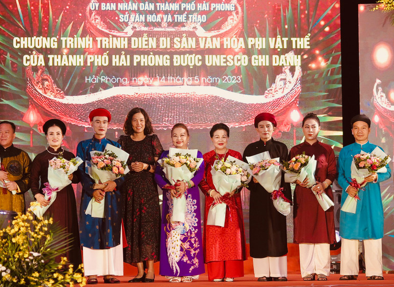 Lãnh đạo Sở Văn hóa-Thể thao Hải Phòng tặng hoa các nghệ nhân tham gia trình diễn.