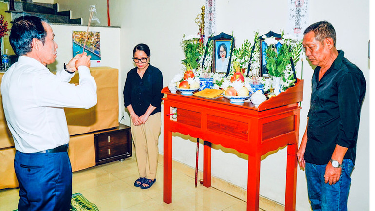 Bí thư Thành ủy Hải Phòng thắp hương, viếng các nạn nhân vụ cháy. Bí thư Thành ủy Hải Phòng thắp hương, viếng các nạn nhân vụ cháy.