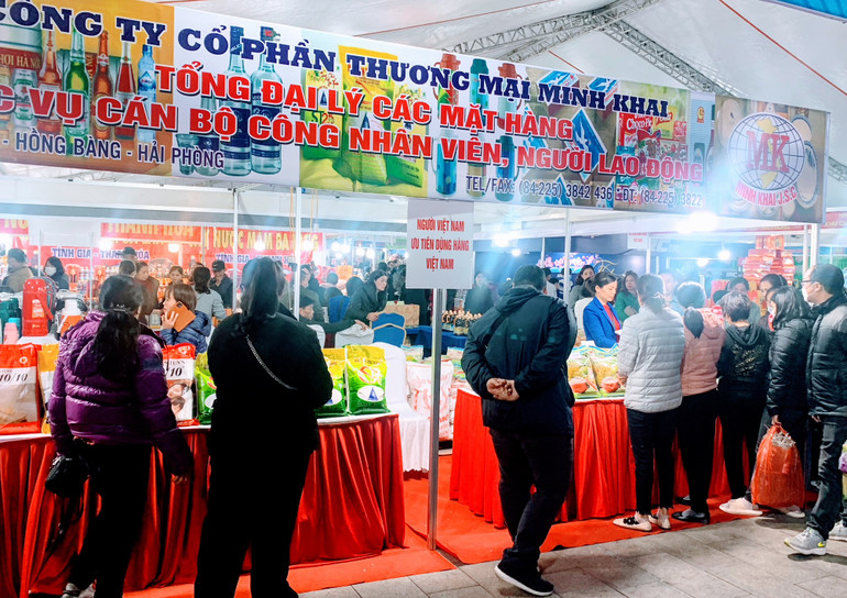 Các gian hàng bán hàng hóa với giá ưu đãi tại Chợ Tết Công đoàn luôn thu hút đông đảo công nhân, lao động và nhân dân. Các gian hàng bán hàng hóa với giá ưu đãi tại Chợ Tết Công đoàn luôn thu hút đông đảo công nhân, lao động và nhân dân.