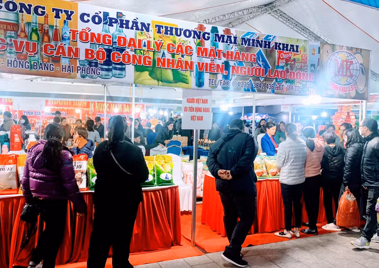 Các gian hàng bán hàng hóa với giá ưu đãi tại Chợ Tết Công đoàn luôn thu hút đông đảo công nhân, lao động và nhân dân.