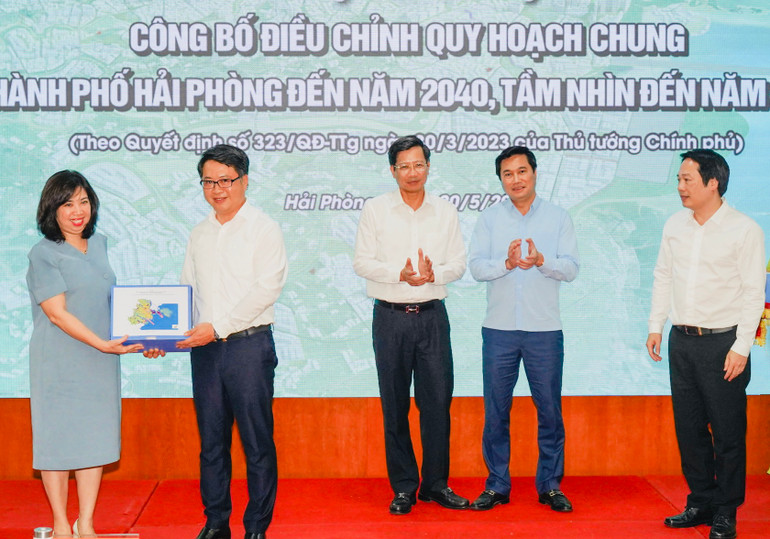 Đại diện Bộ Xây dựng trao Đồ án quy hoạch cho đại diện thành phố Hải Phòng.