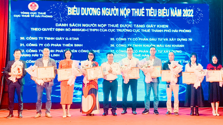 Biểu dương các doanh nghiệp thực hiện tốt chính sách thuế. Biểu dương các doanh nghiệp thực hiện tốt chính sách thuế.