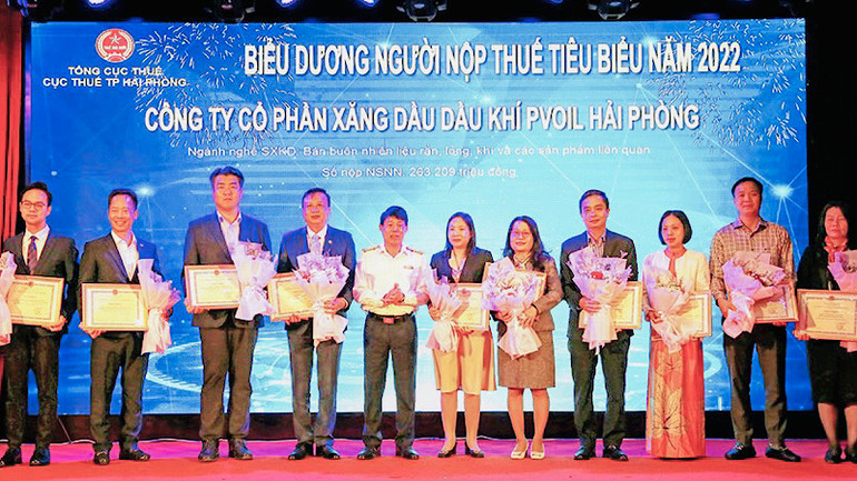 Các doanh nghiệp tiêu biểu được Cục Thuế Hải Phòng biểu dương, khen thưởng. Các doanh nghiệp tiêu biểu được Cục Thuế Hải Phòng biểu dương, khen thưởng.