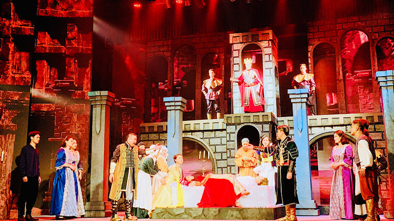 Hệ thống ánh sáng hiện đại cùng với màn hình led đã tạo nên hình ảnh sống động, cho khán giả cảm nhận được vẻ đẹp cổ kính của thành Verona.