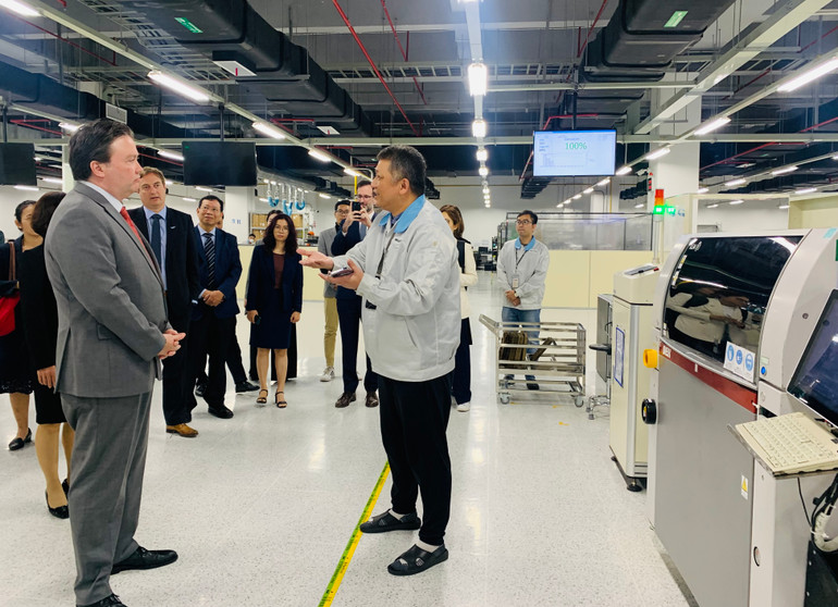 Đoàn Đại sứ quán Hoa Kỳ thăm nhà máy của Pegatron tại Khu công nghiệp Deep C 2.