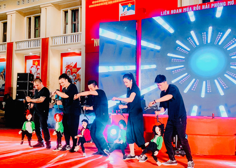 Các nghệ sĩ múa rối biểu diễn.