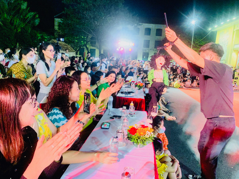 Đông đảo nhân dân và du khách thưởng thức các tiết mục múa rối và giao lưu với các nghệ sĩ.
