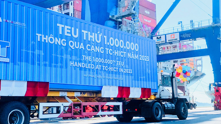Container thứ 1 triệu thông qua Cảng container quốc tế Tân Cảng Hải Phòng sáng 10/11.