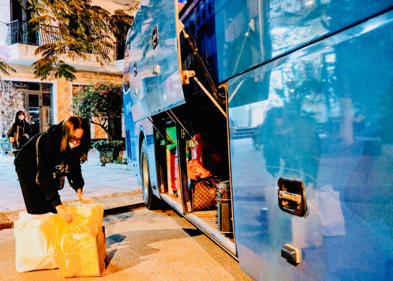 Công nhân sắp xếp đồ đạc lên xe để về quê đón Tết Công nhân sắp xếp đồ đạc lên xe để về quê đón Tết