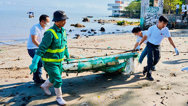 Thu gom rác thải tại khu vực Bến Thốc (Đồ Sơn).