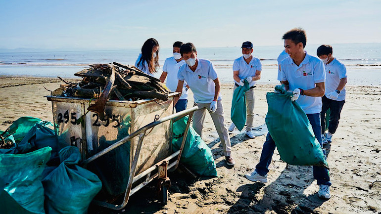 Thu gom rác thải thải trên bãi biển Đoàn 295.