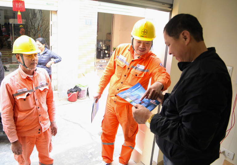 Công ty Điện lực Hải Phòng tăng cường vận động, hướng dẫn người dân và doanh nghiệp chung tay cùng thực hiện tiết kiệm điện trong mùa nắng nóng.