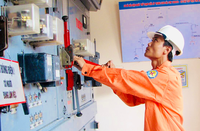 Nhân viên Điện lực Hải Phòng tăng cường kiểm tra lưới điện, phát hiện các điểm xung yếu để xử lý kịp thời các sự cố.