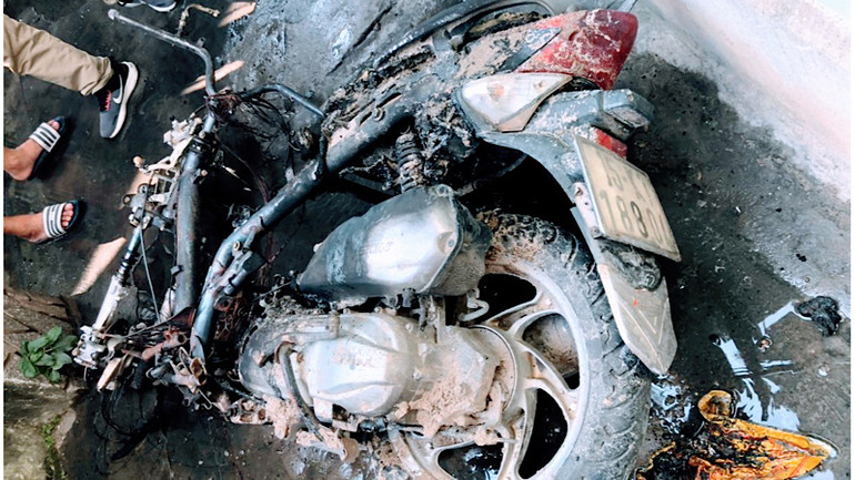 Xe máy bị cháy tại tầng 1 ngôi nhà.