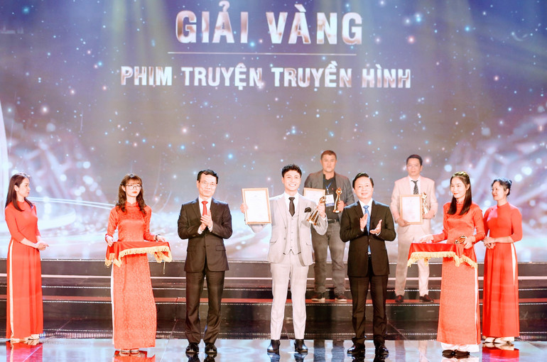 Phó Thủ tướng Chính phủ Trần Hồng Hà và Bộ trưởng Thông tin và Truyền thông Nguyễn Mạnh Hùng trao giải Vàng tặng thể loại Phim truyền hình.