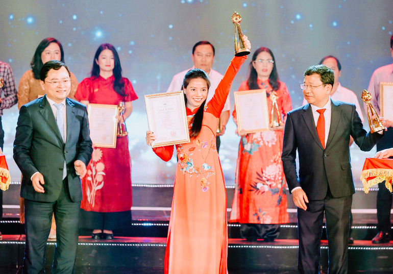 Niềm vui của các tác giả đoạt giải.