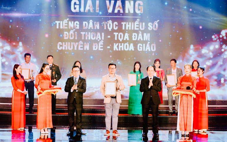 Tổng Biên tập Báo Nhân Dân Lê Quốc Minh và Bí thư Thành ủy Hải Phòng Lê Tiến Châu trao giải Vàng tặng các tác giả đoạt giải.