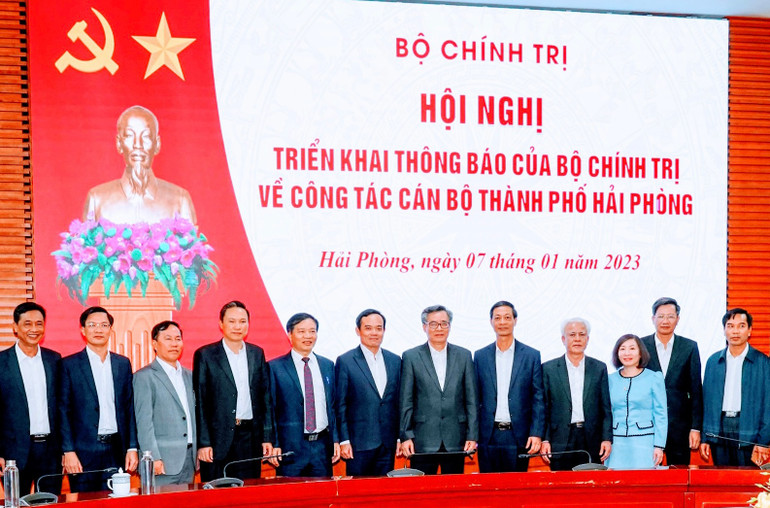 Hội nghị triển khai thông báo của Bộ Chính trị về công tác cán bộ thành phố Hải Phòng. Hội nghị triển khai thông báo của Bộ Chính trị về công tác cán bộ thành phố Hải Phòng.